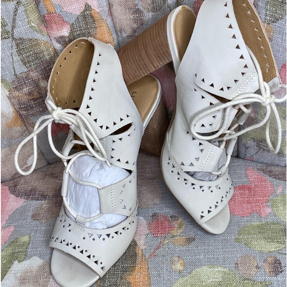 Lucky Brand Women’s Size 8.5 Lace-Up Stacked Heels Beige Good Condition